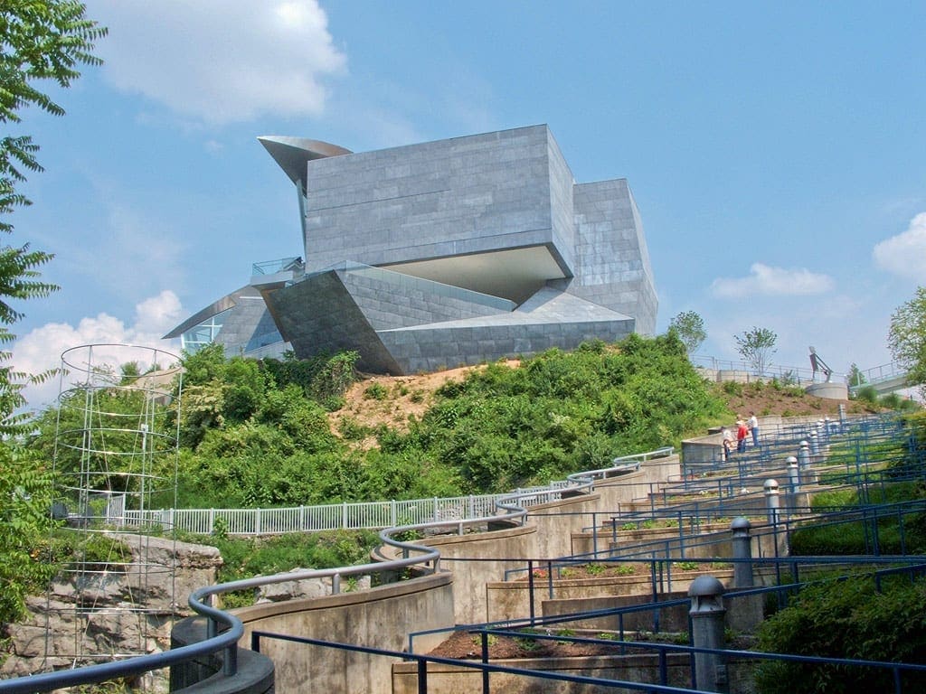 Winding path to the entrance of the Hunter Museum.