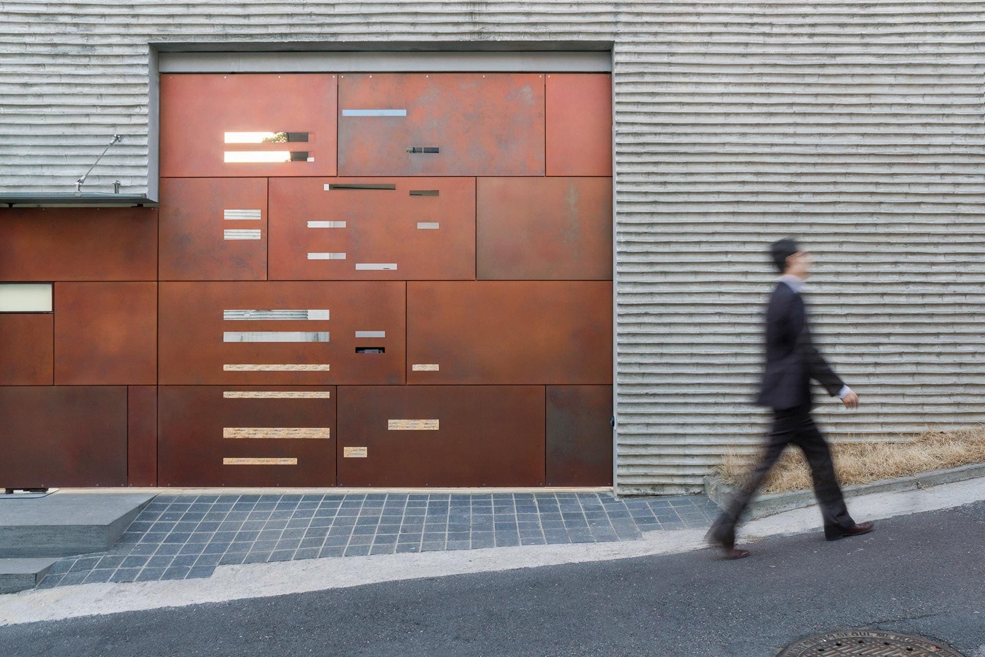 Front gates of the Daeyang Gallery and House.