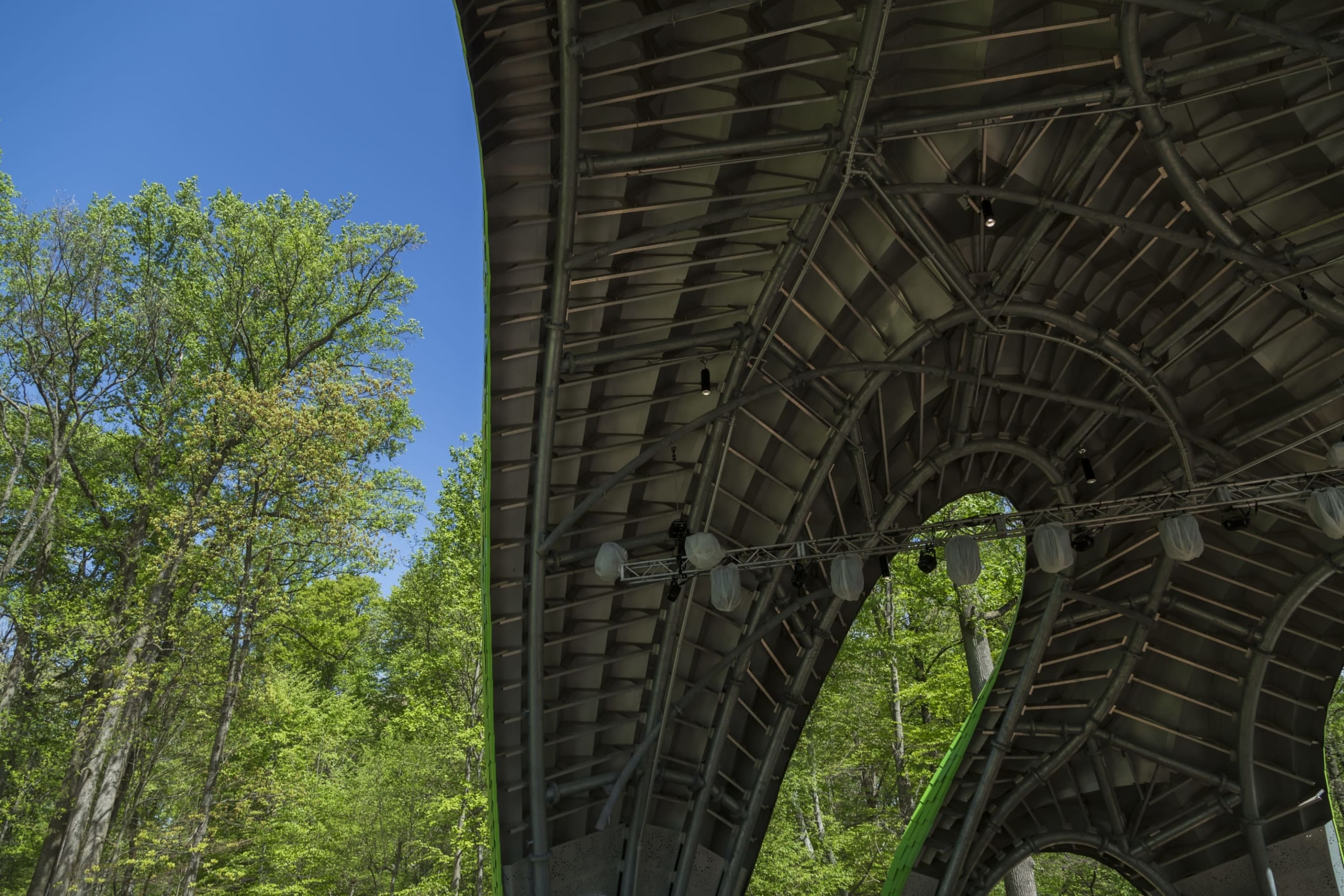 Detail of the structural aluminum and curved steel pipe.