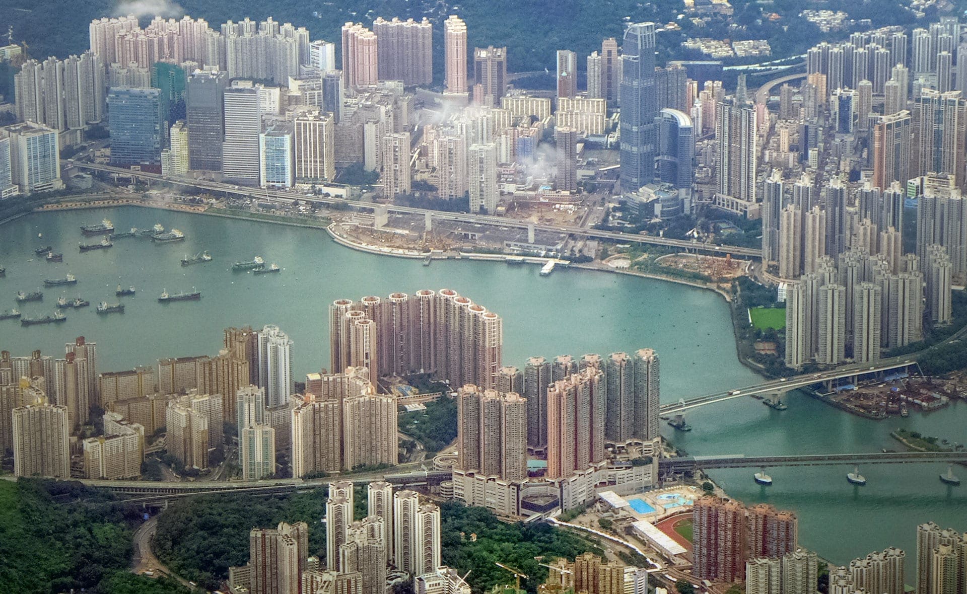 Tsing Yi Station connects the island of Tsing Yi with the mainland of Hong Kong.