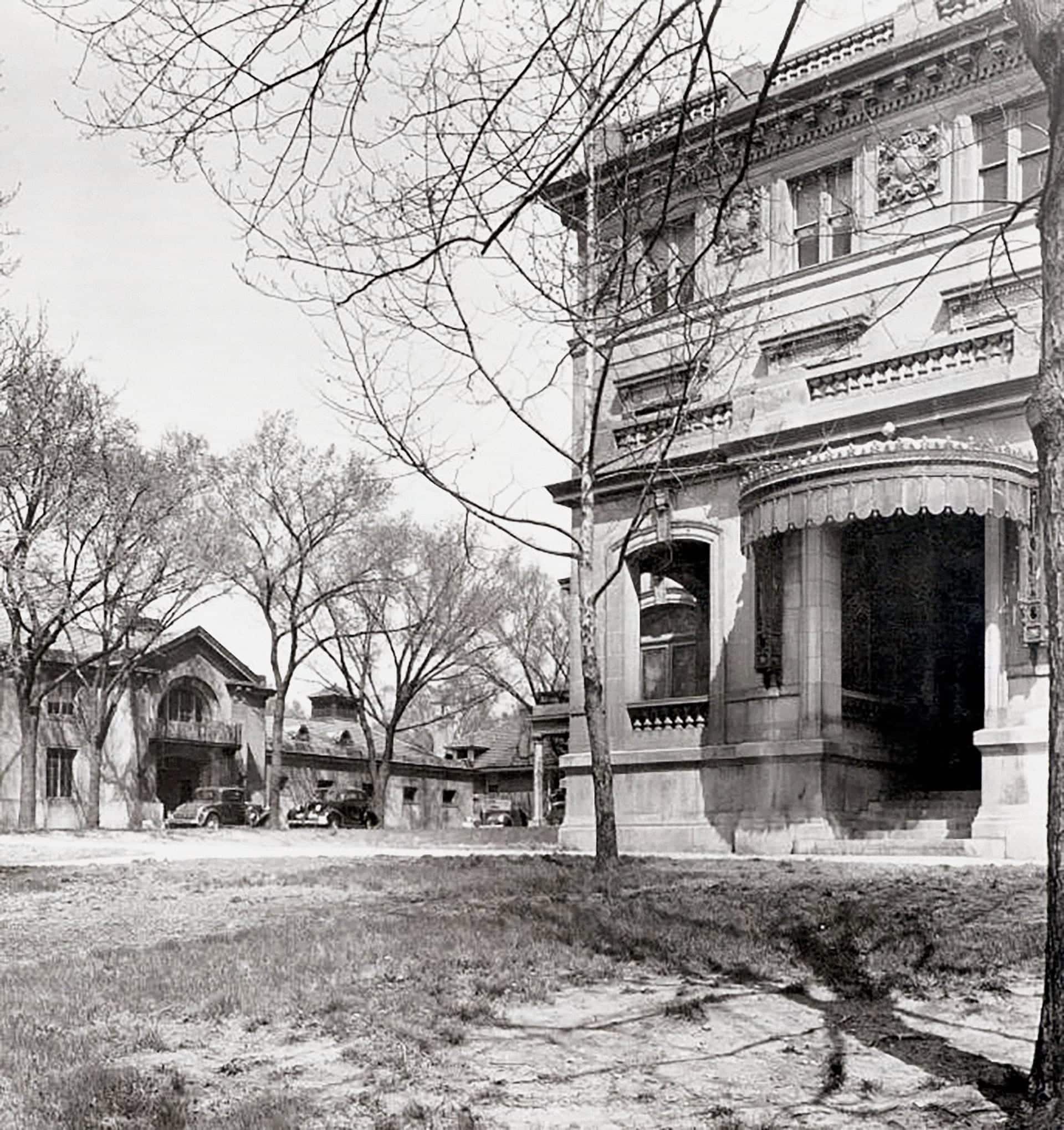 Corinthian Hall in 1912, showing the porte cochère on the building's west facade